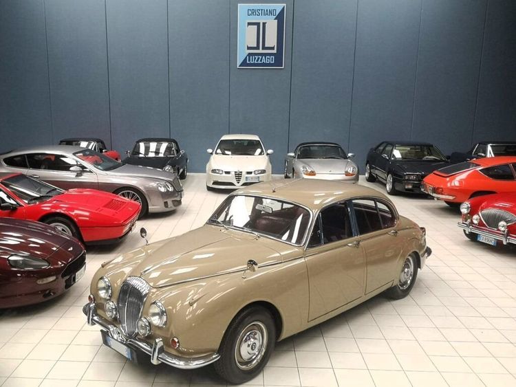 DAIMLER V8 SALOON