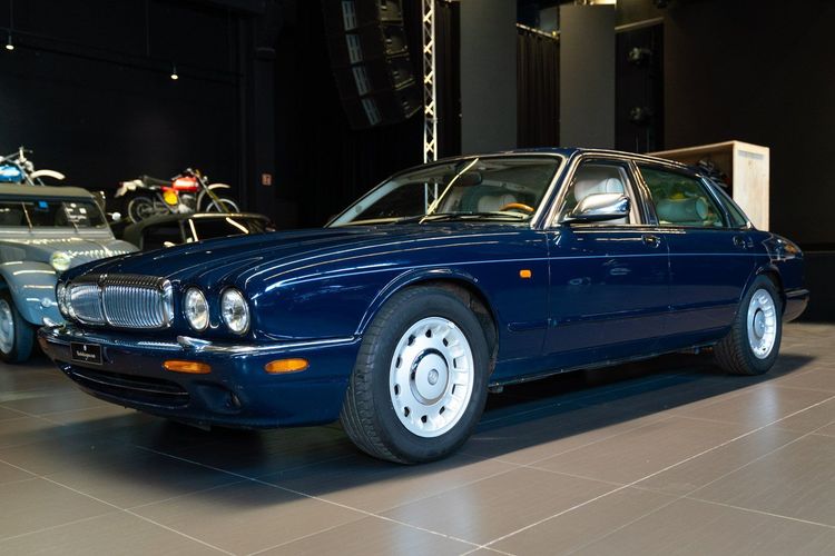 Daimler V8 LWB